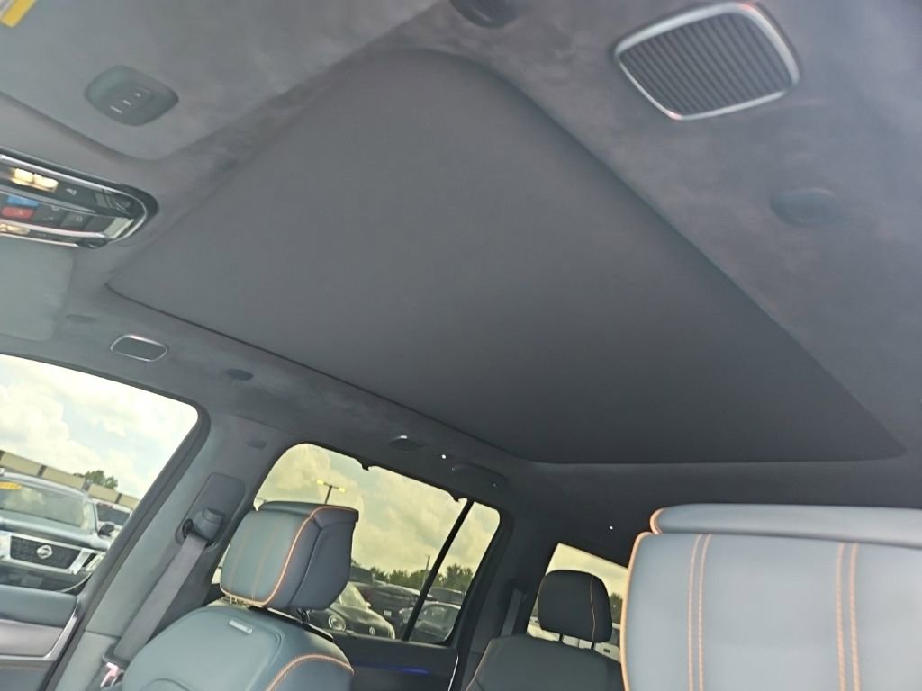 Used 2023 Jeep Grand Wagoneer Series III AWD/4WD image 17
