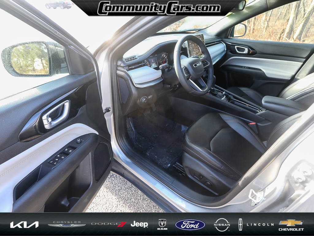 Used 2024 Jeep Compass Limited image 11