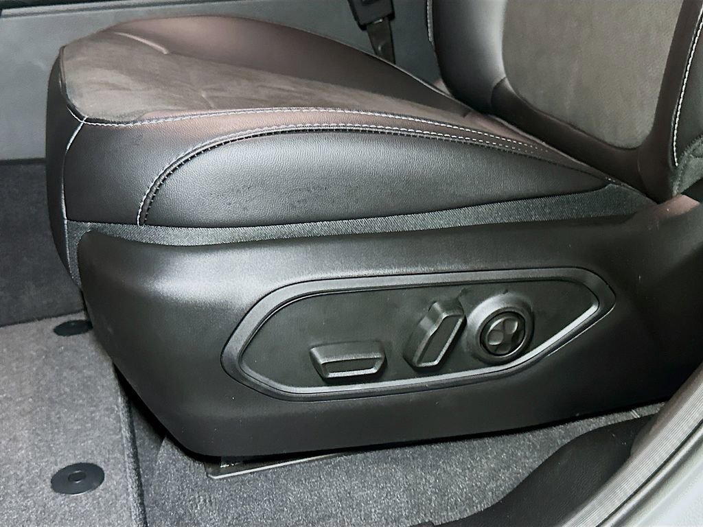New 2025 Jeep Grand Cherokee Altitude AWD/4WD image 14