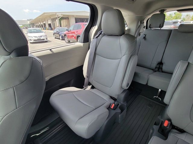 Used 2022 Toyota Sienna XLE FWD image 4