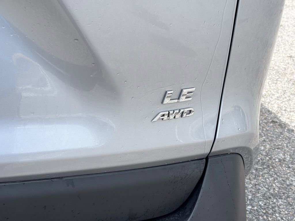 Used 2021 Toyota RAV4 LE AWD/4WD image 14