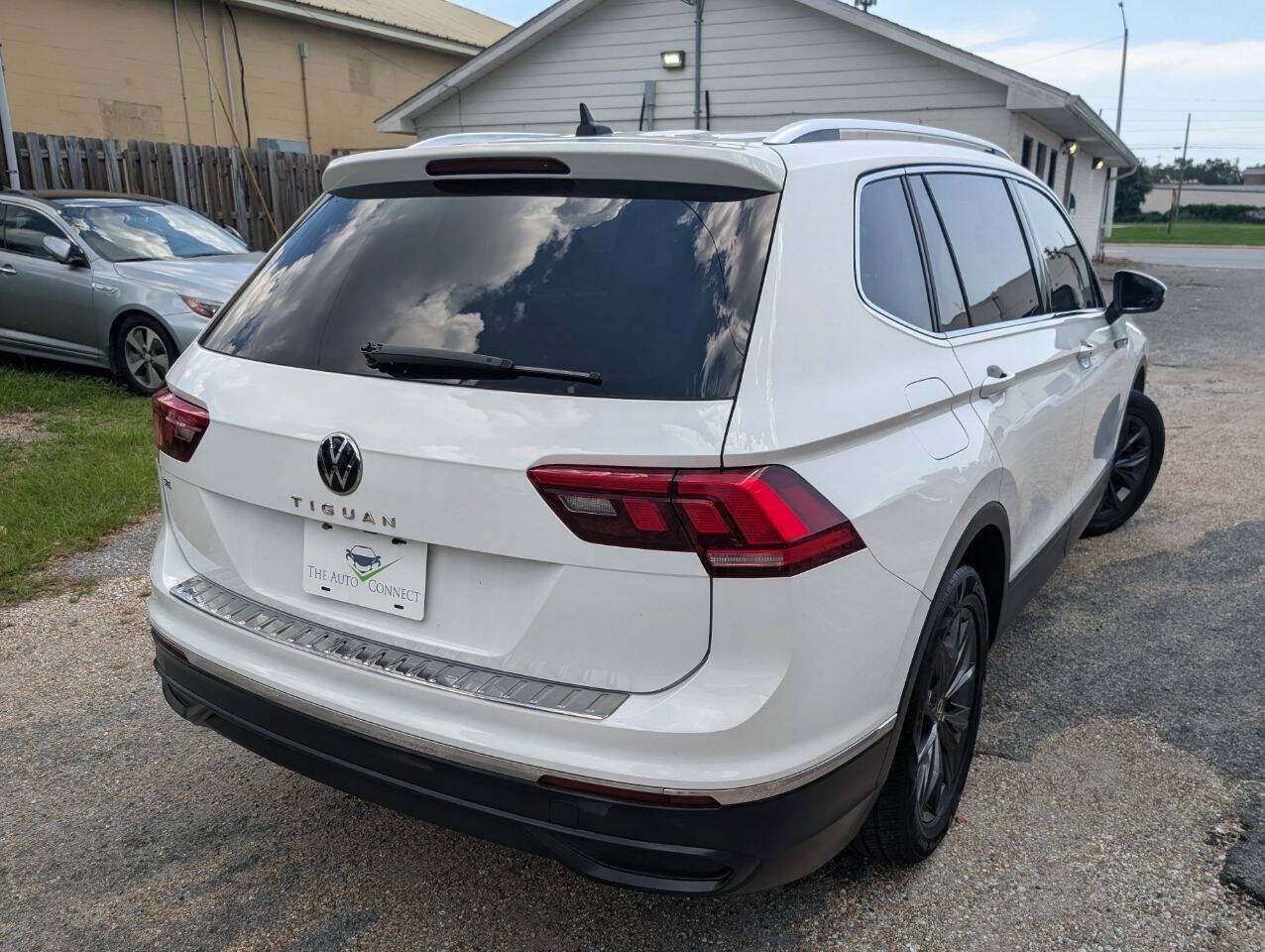 Used 2022 Volkswagen Tiguan SE FWD image 3