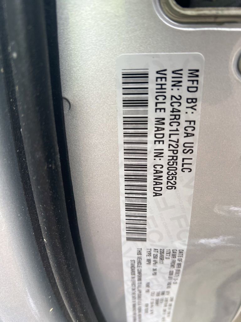 Used 2023 Chrysler Pacifica Touring-L FWD image 1