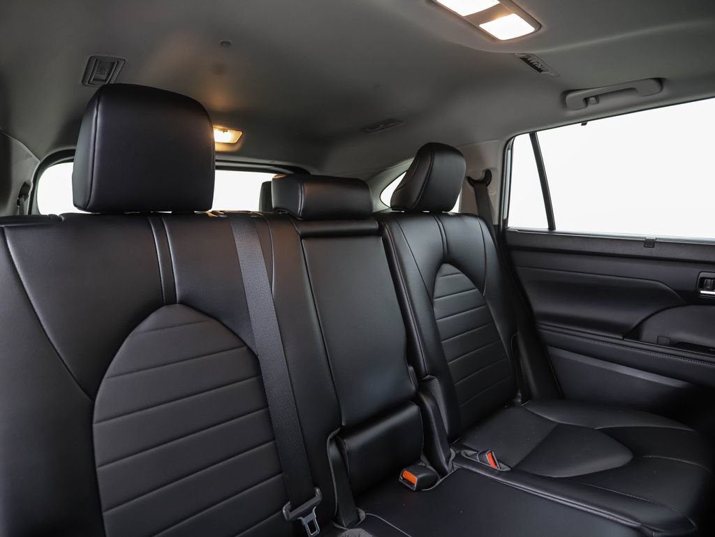 Used 2022 Toyota Highlander XLE AWD/4WD image 28