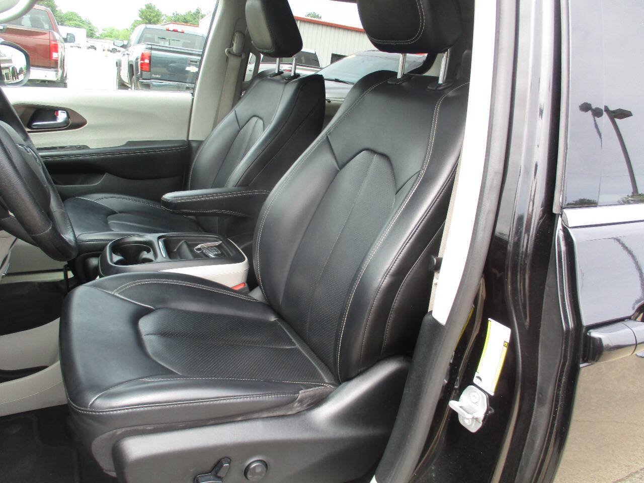 Used 2020 Chrysler Voyager Lxi FWD image 12