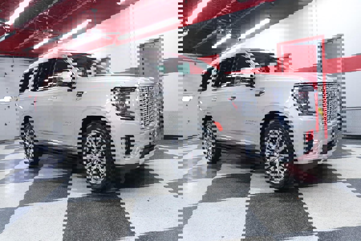 Used 2022 GMC Yukon Denali w/ Denali Premium Package image 2