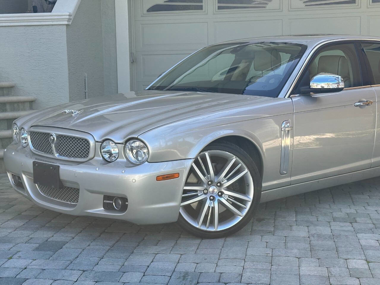 Used 2009 Jaguar XJ Vanden Plas Super V8 Portfolio image 2