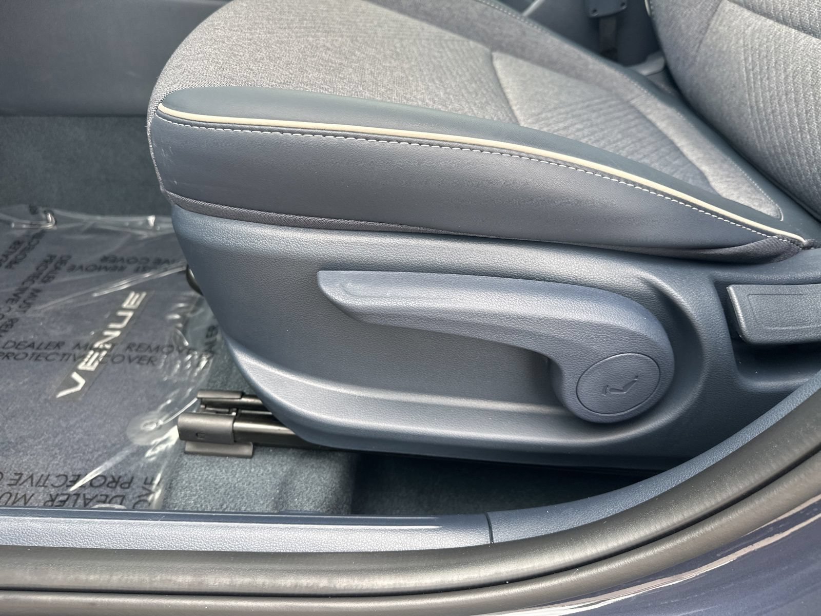 Used 2025 Hyundai Venue Limited FWD image 12