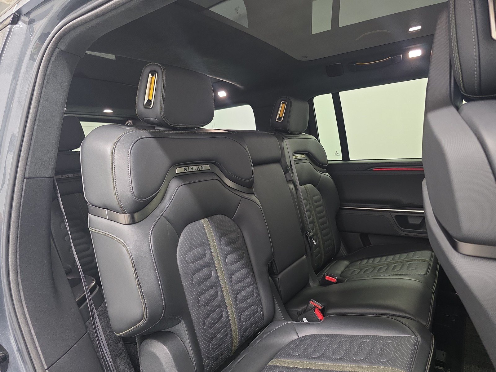 Used 2024 Rivian R1S Adventure AWD/4WD image 23