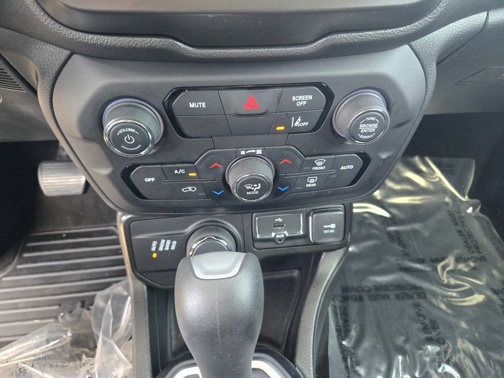 Used 2021 Jeep Renegade Latitude w/ Convenience Group AWD/4WD image 16
