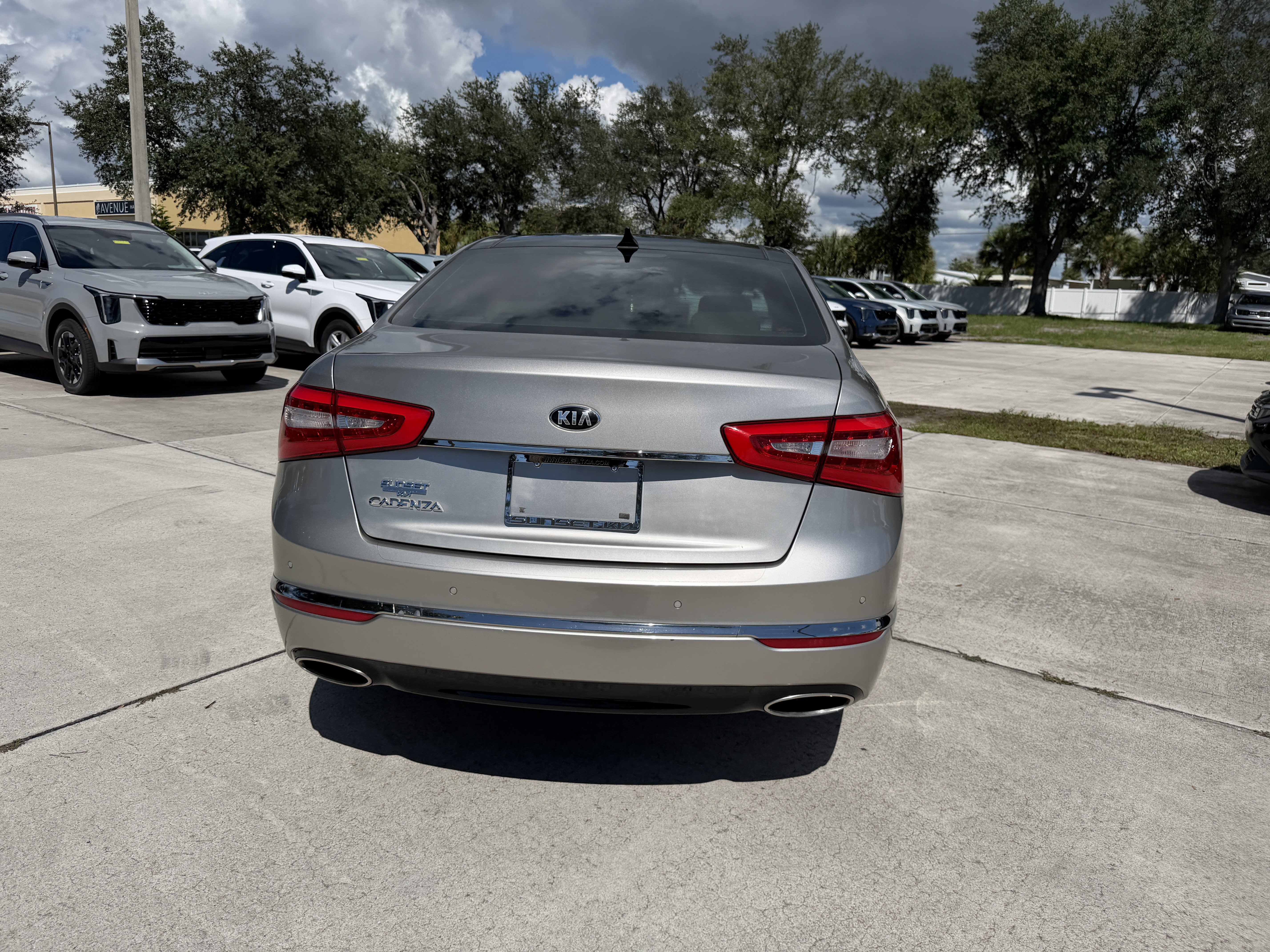 Used 2015 Kia Cadenza Premium w/ Technology Package FWD image 5