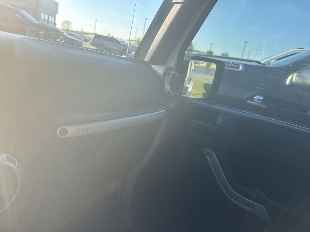 Used 2017 Jeep Wrangler Unlimited Sahara w/ Connectivity Group image 11