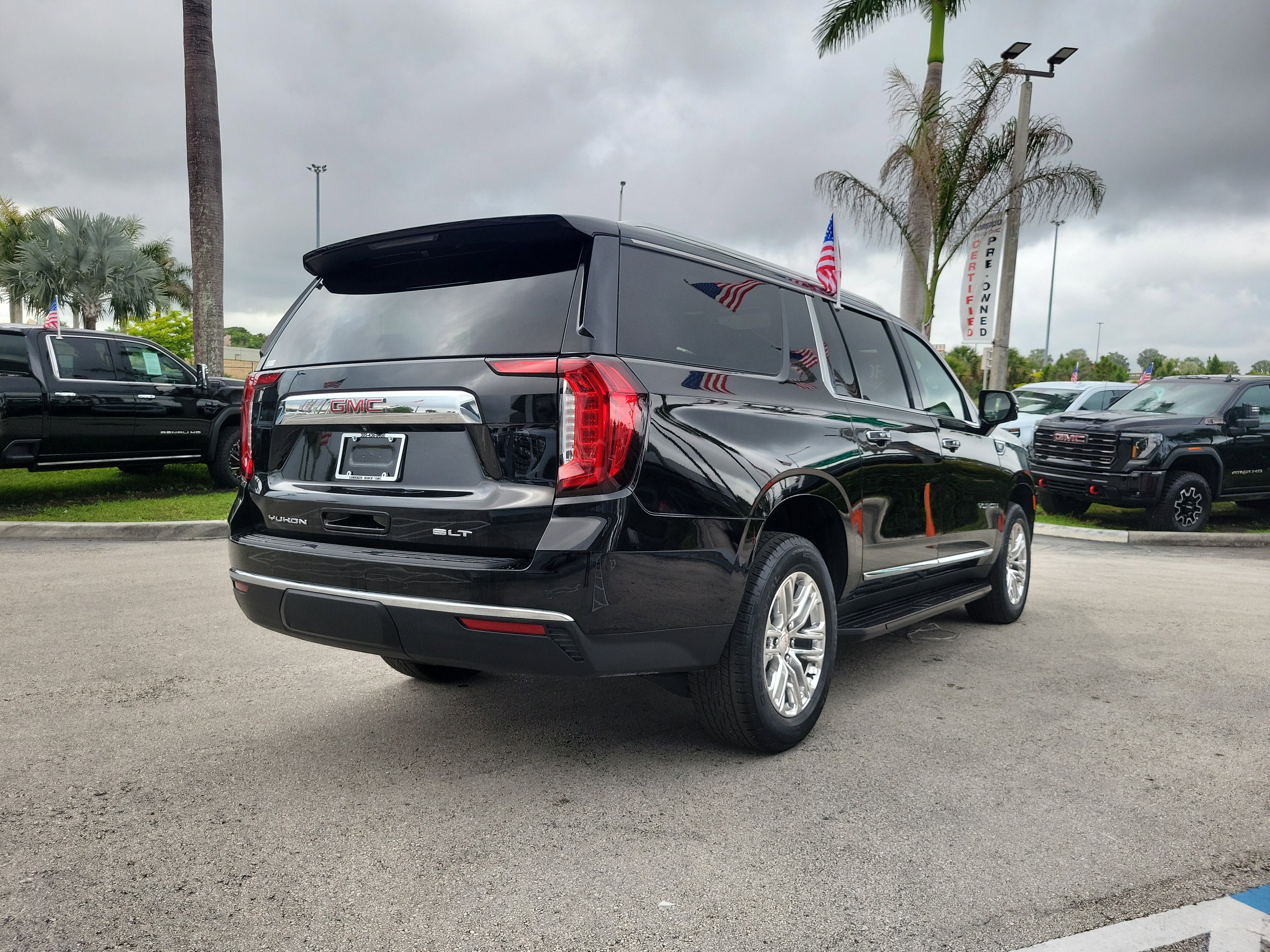 Used 2023 GMC Yukon XL SLT w/ SLT Premium Package AWD/4WD image 5