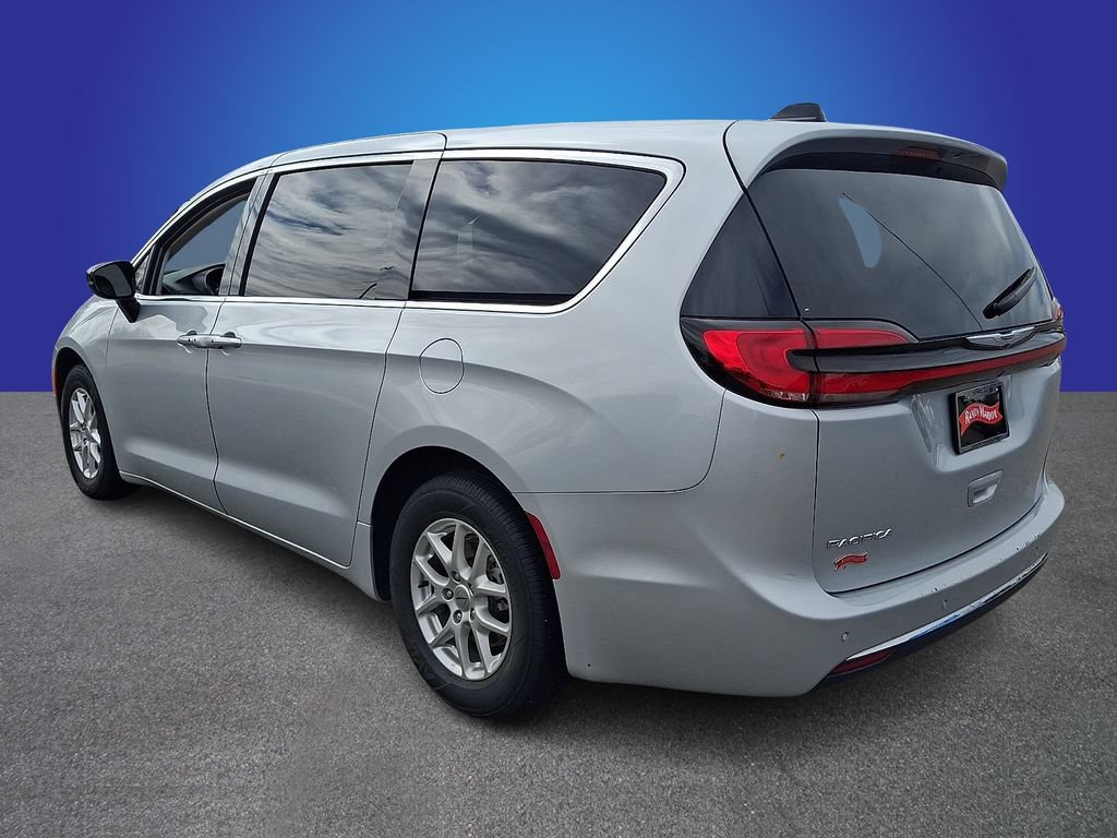 Used 2024 Chrysler Pacifica Touring-L FWD image 6