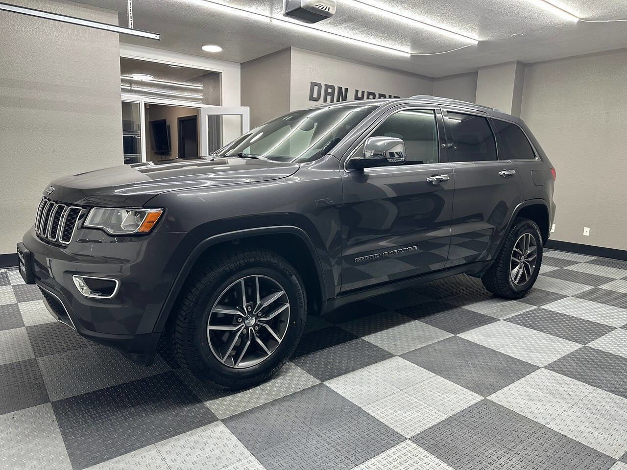 Used 2018 Jeep Grand Cherokee Limited image 2