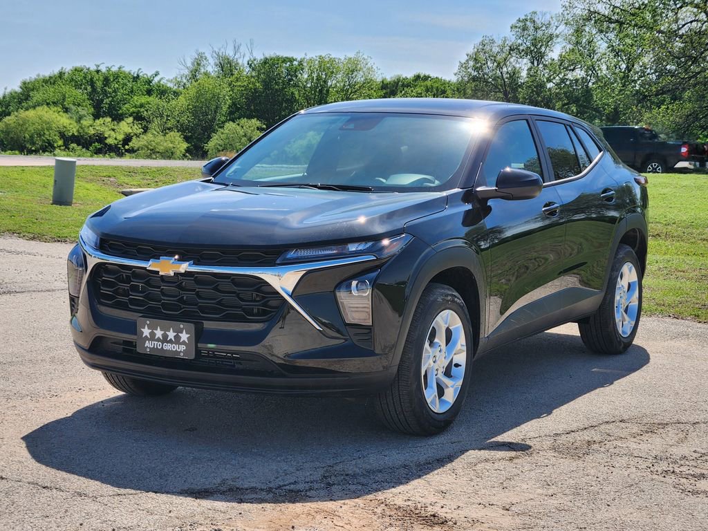 New 2026 Chevrolet Trax LS w/ LS Convenience Package FWD video 2