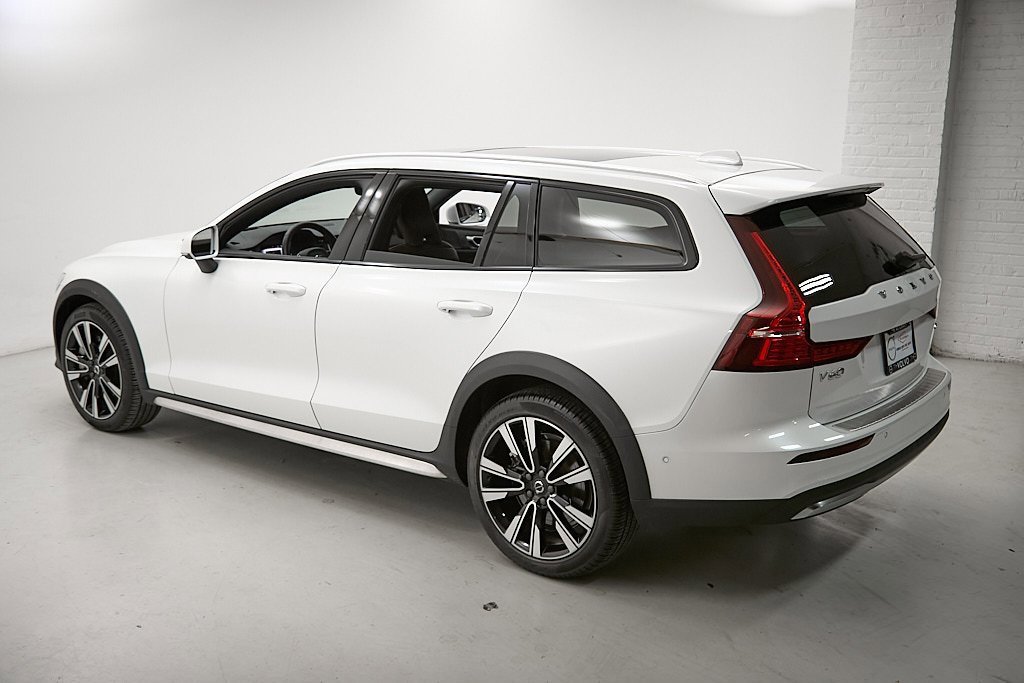 Certified 2024 Volvo V60 B5 Cross Country Ultimate image 7