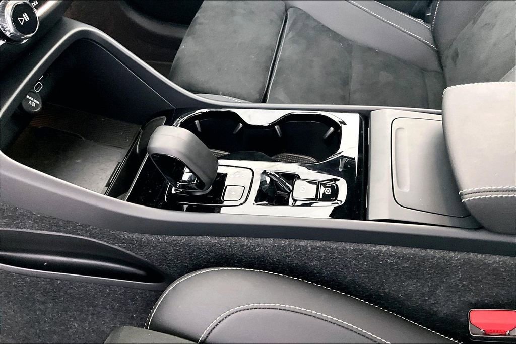 Certified 2025 Volvo XC40 B5 Plus image 19