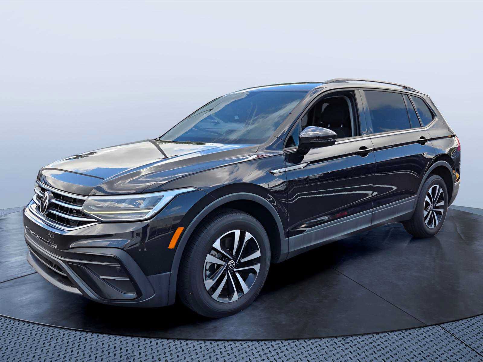 Used 2023 Volkswagen Tiguan S w/ Driver Assistance Package FWD image 2