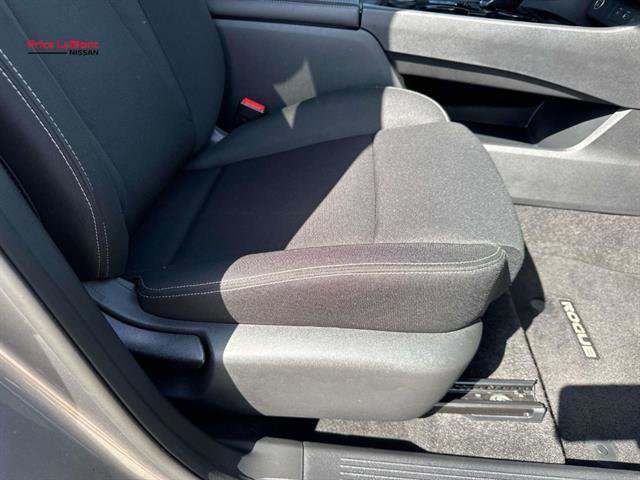 Used 2023 Nissan Rogue S image 22