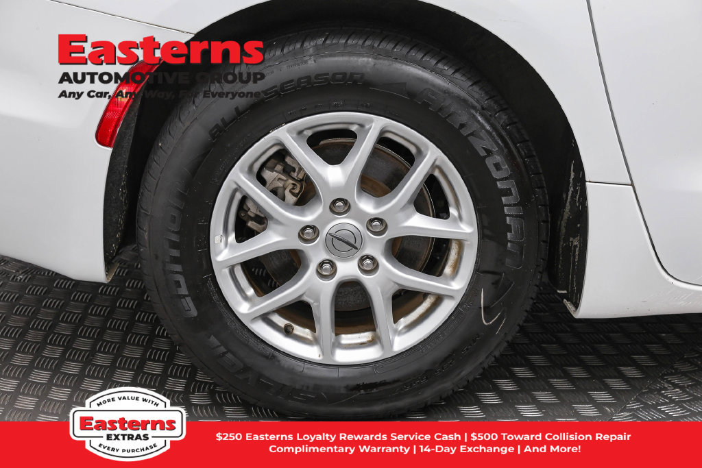 Used 2023 Chrysler Pacifica Touring-L FWD image 32