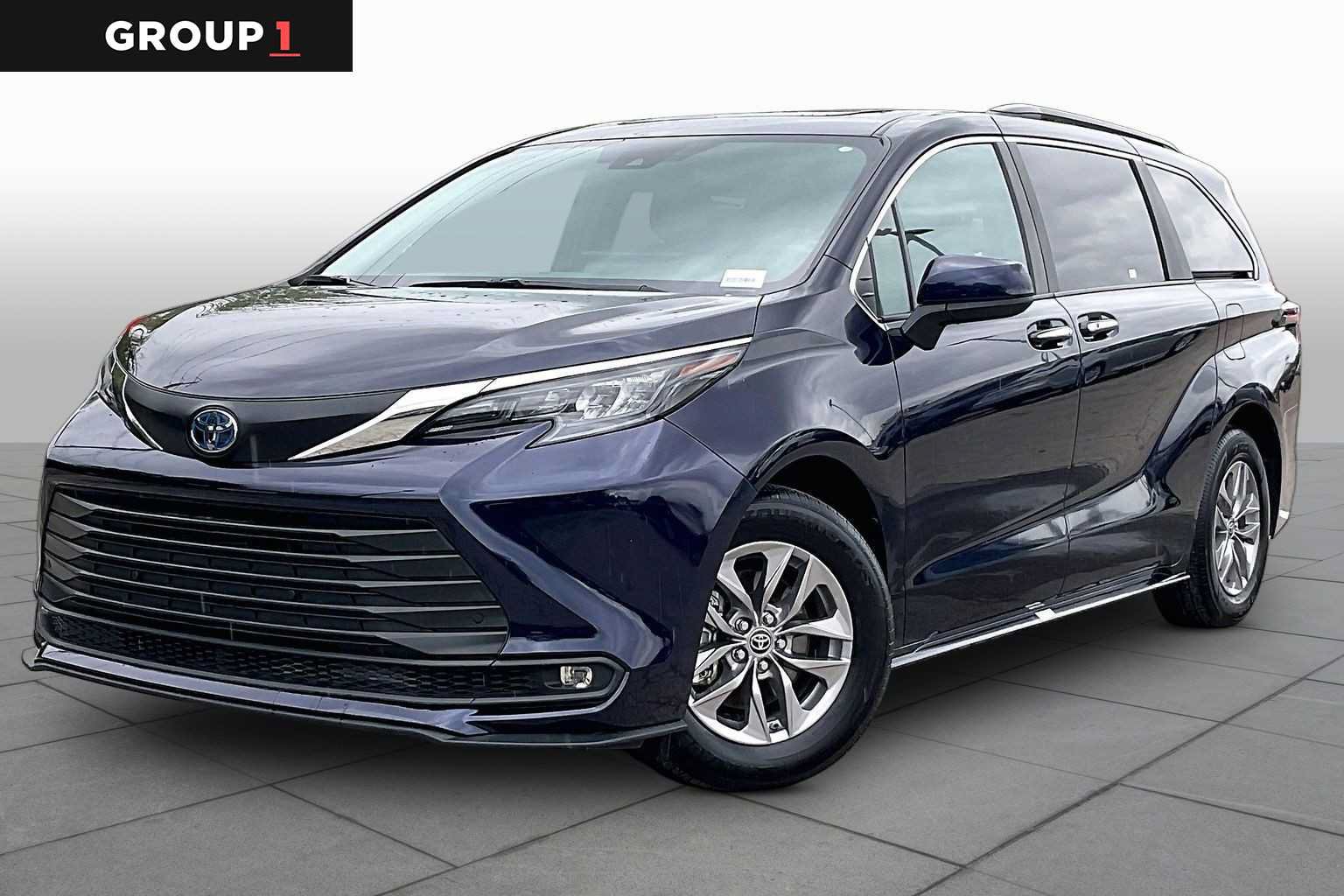 Used 2025 Toyota Sienna XLE FWD image 1