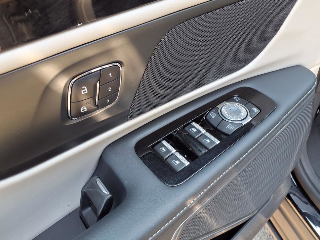 Used 2025 Lincoln Nautilus Premier image 15