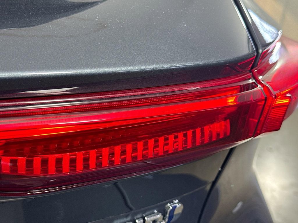 Used 2022 Toyota Venza LE image 31