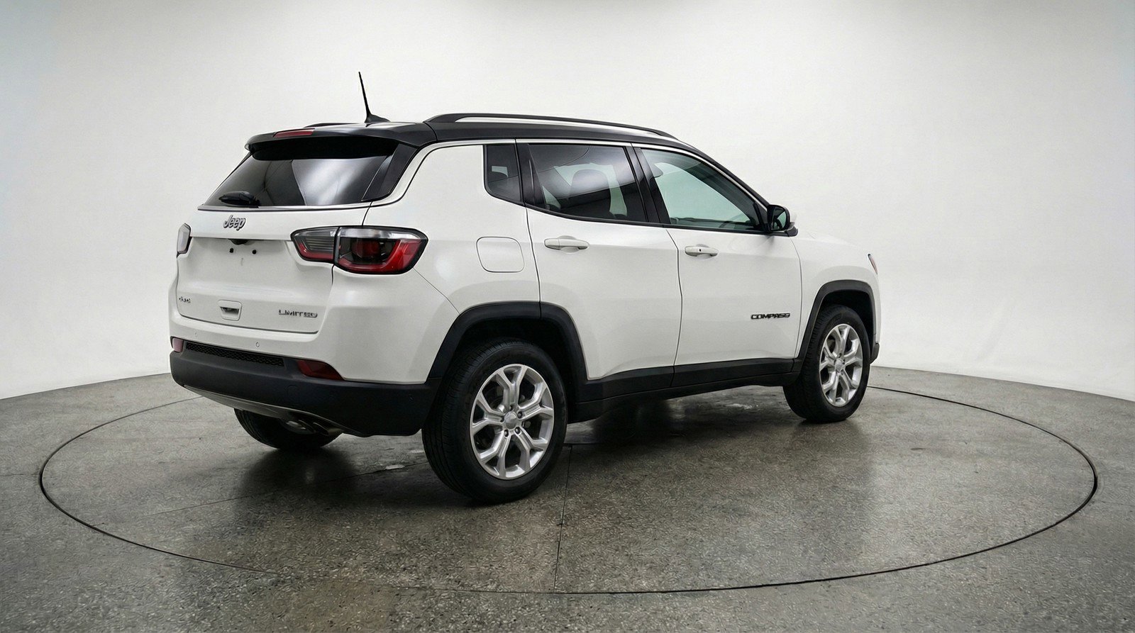 Used 2025 Jeep Compass Latitude AWD/4WD image 9