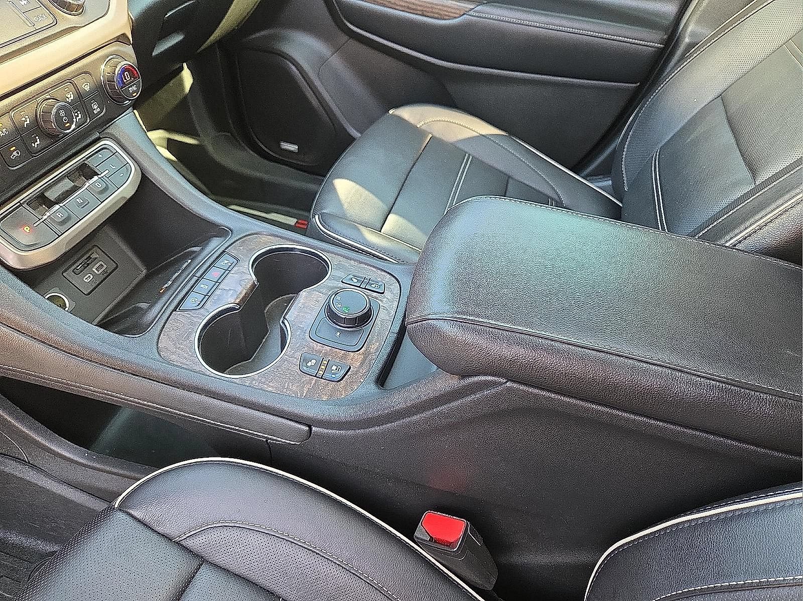 Used 2020 GMC Acadia Denali w/ Technology Package FWD image 10