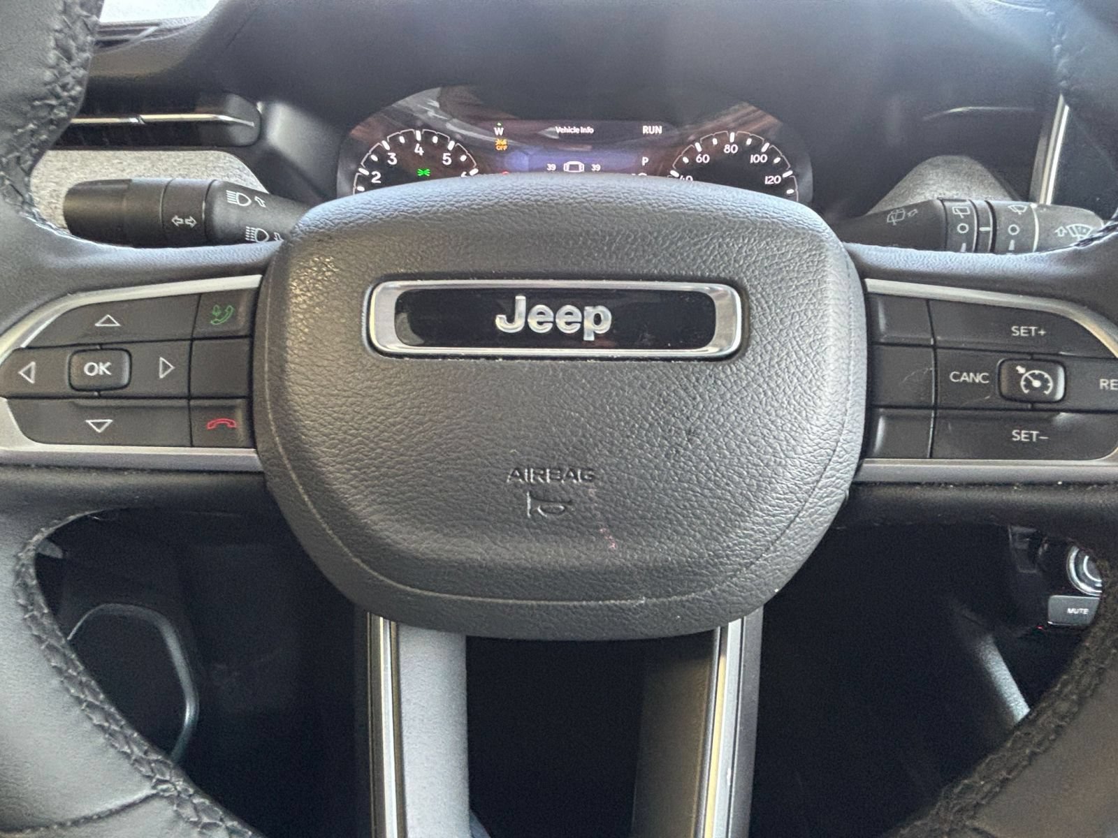 Used 2025 Jeep Compass Latitude AWD/4WD image 28