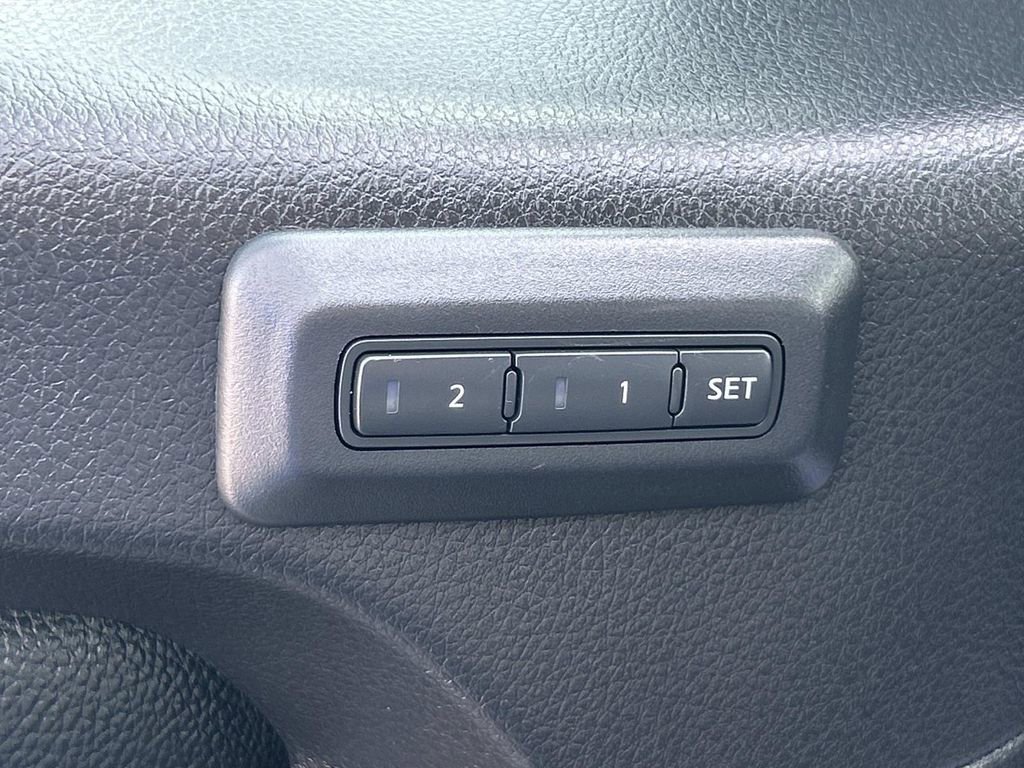 Used 2020 Nissan Titan SL image 26