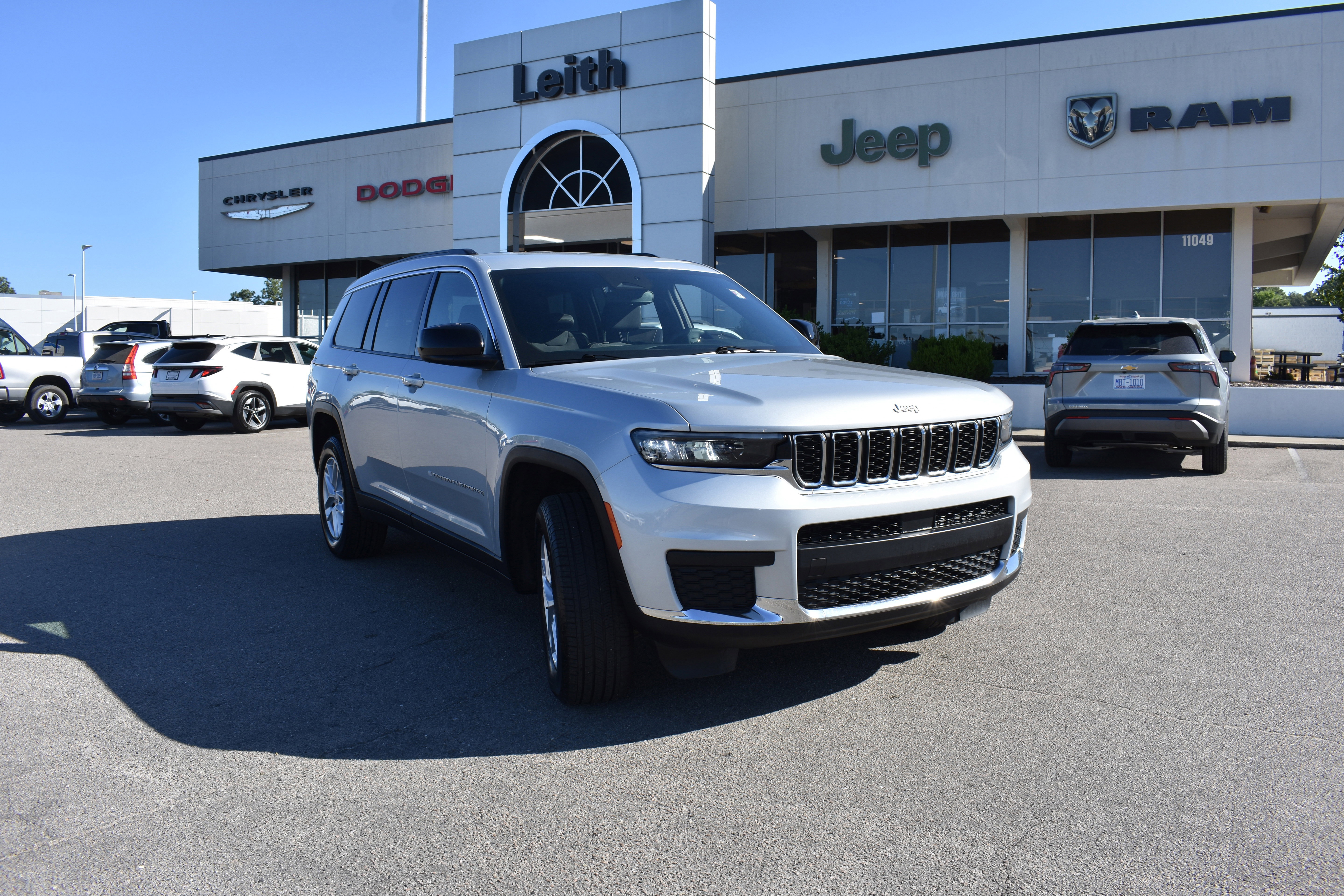Used 2024 Jeep Grand Cherokee L Laredo w/ Luxury Tech Group I AWD/4WD image 1