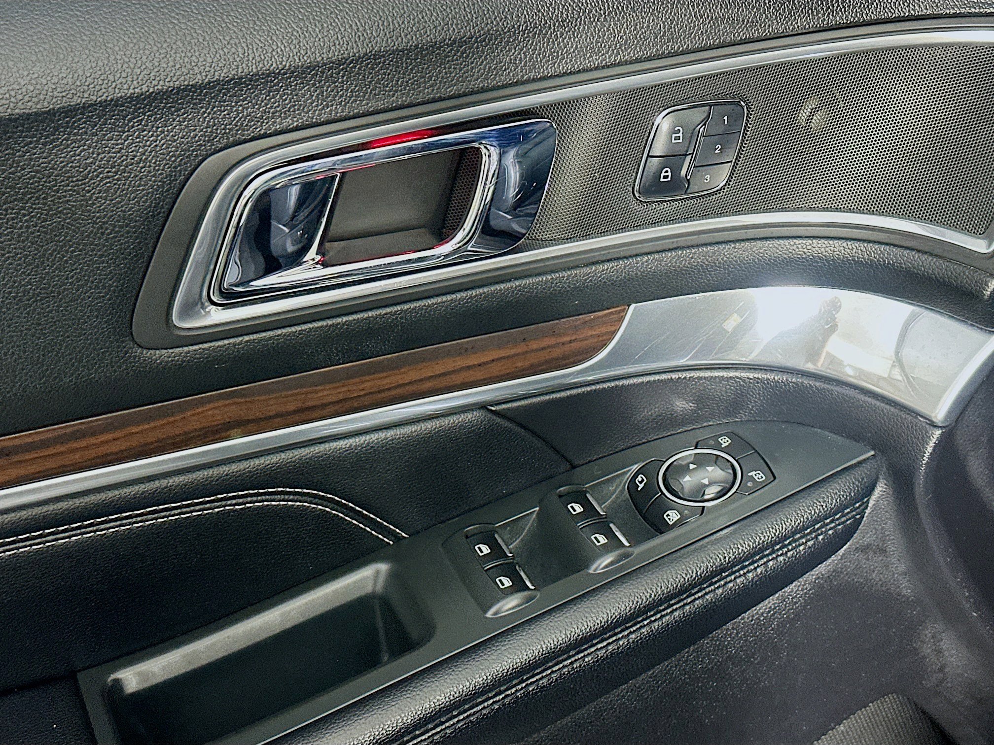 Used 2017 Ford Explorer Limited image 15