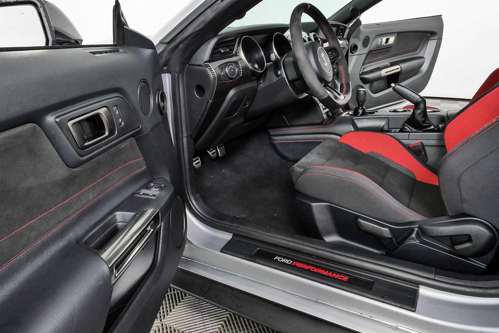 Used 2020 Ford Mustang Shelby GT350R w/ GT350R Equipment Group 920A RWD image 7