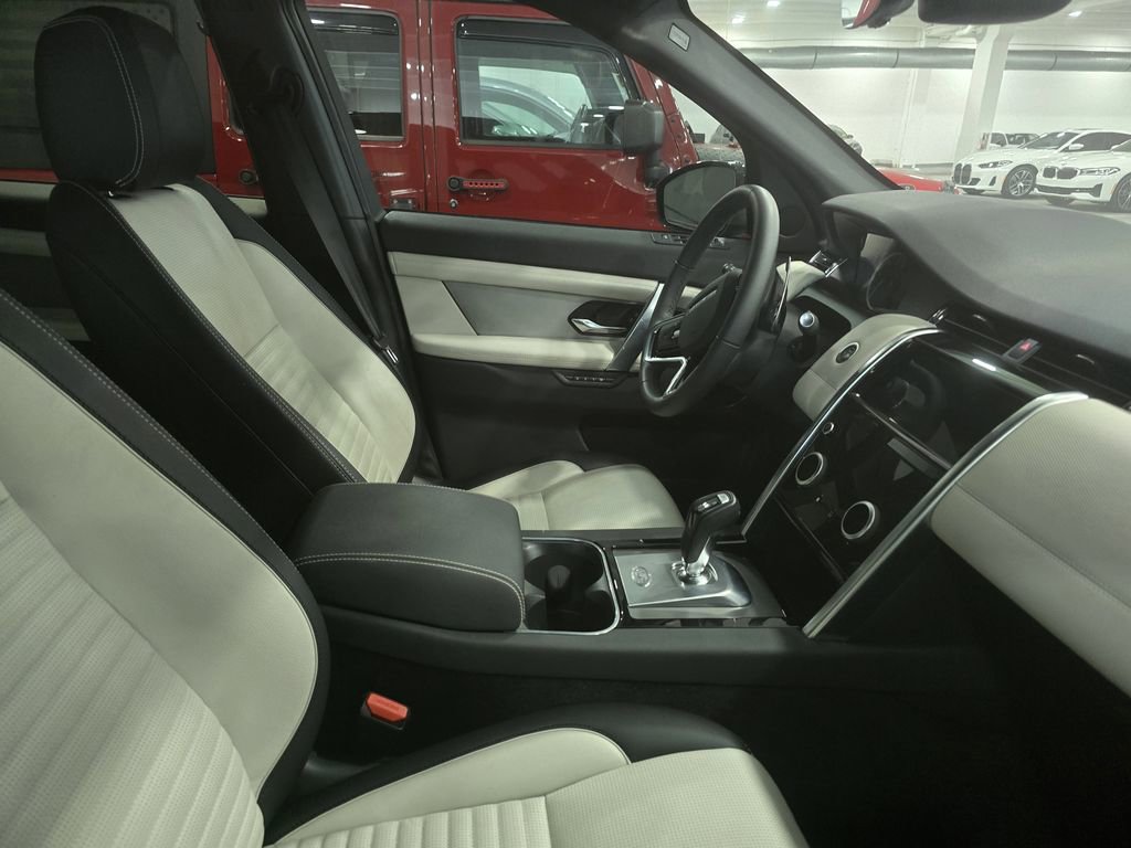 Used 2023 Land Rover Discovery Sport SE R-Dynamic image 3