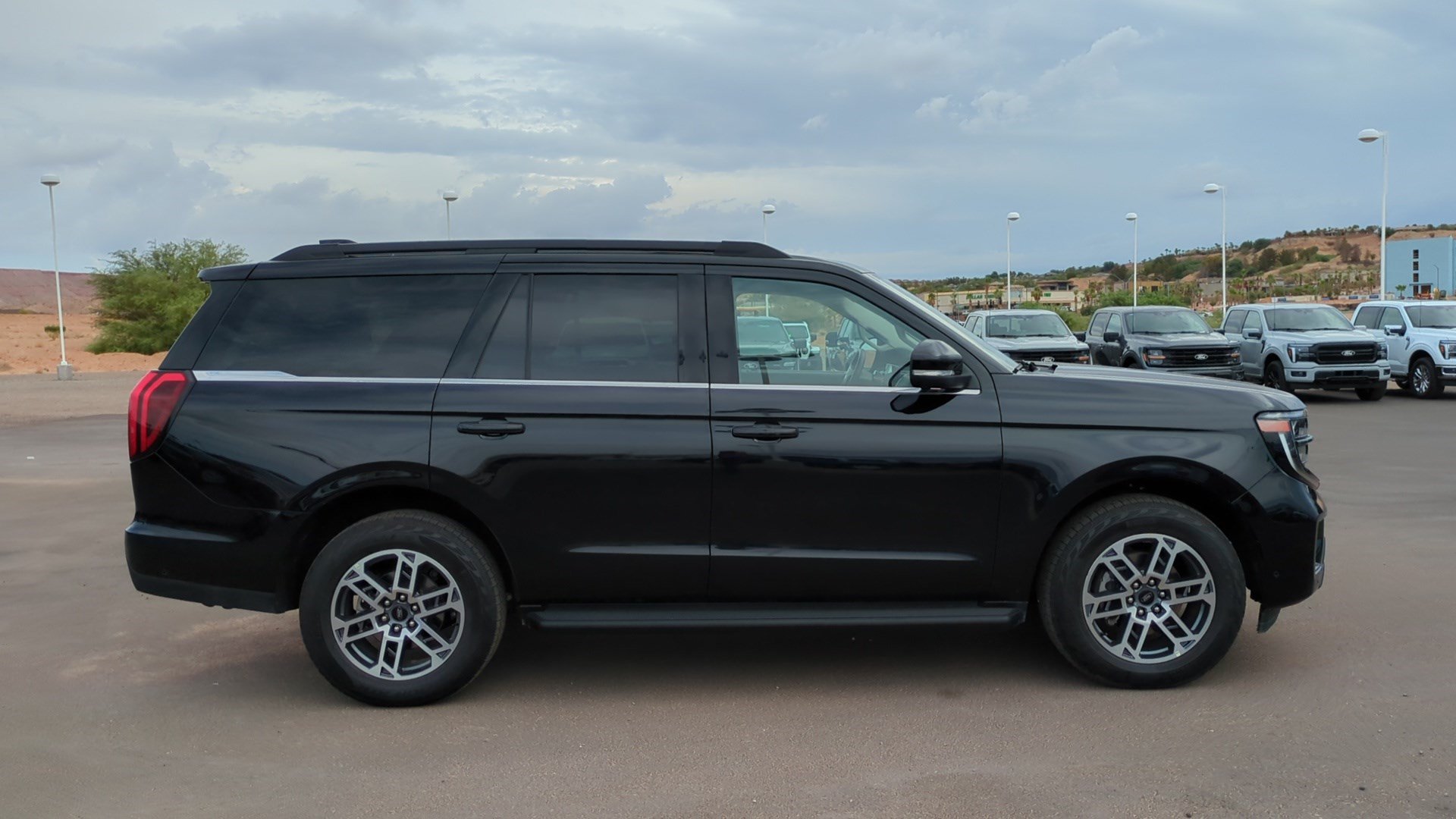 Used 2025 Ford Expedition Active AWD/4WD image 2