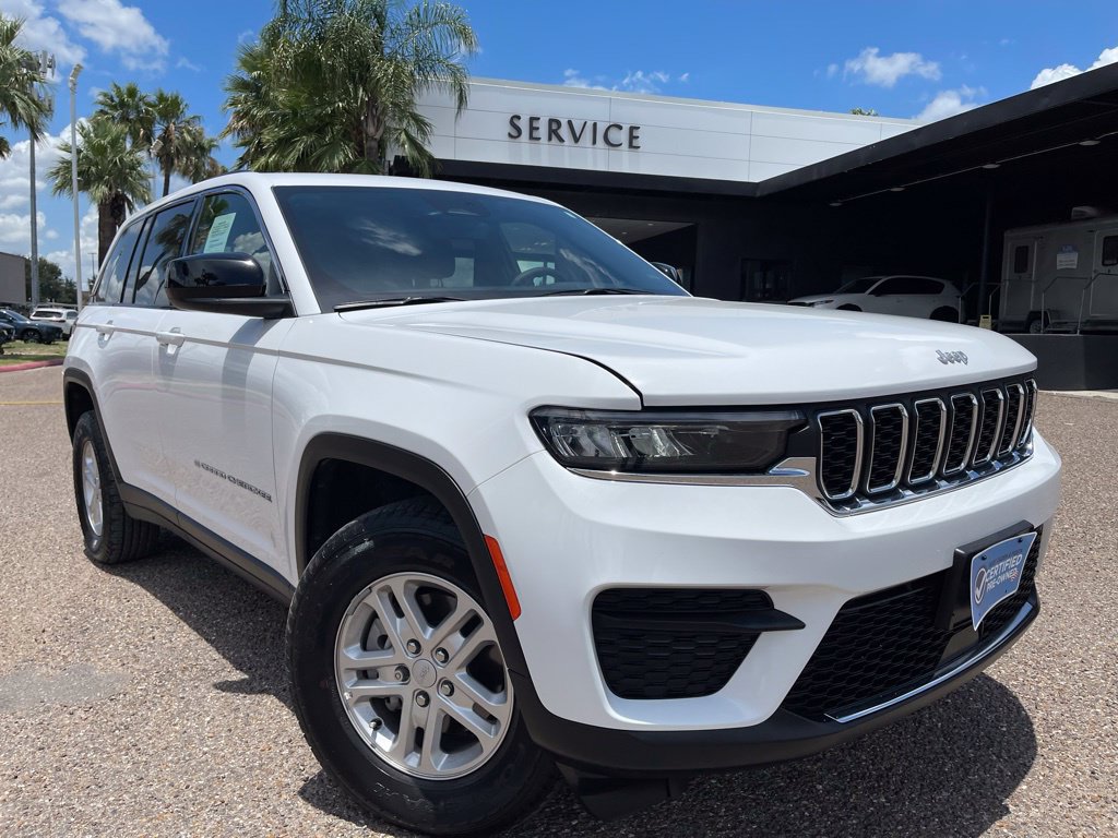 Used 2025 Jeep Grand Cherokee Laredo AWD/4WD image 1