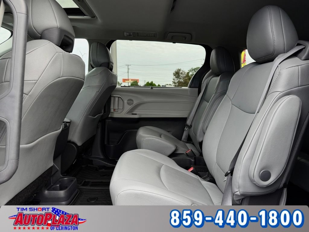 Used 2024 Toyota Sienna XLE FWD image 31
