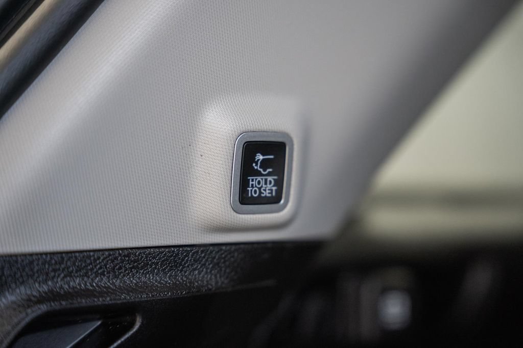 Used 2023 Jeep Grand Cherokee Limited AWD/4WD image 11