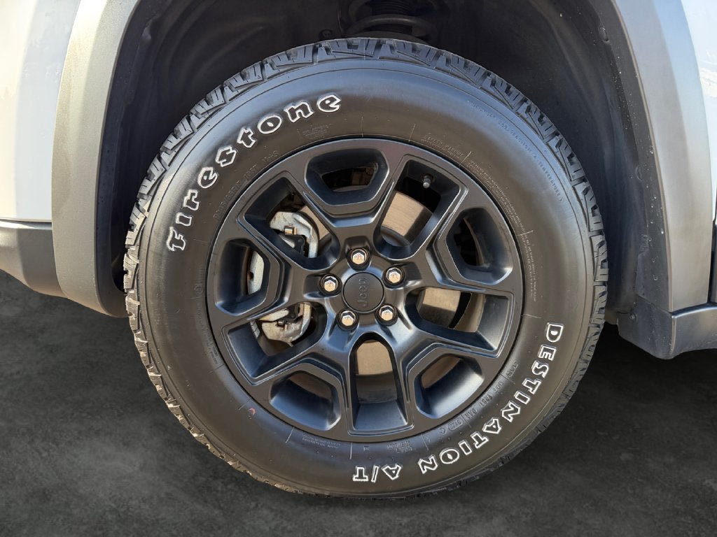 Used 2022 Jeep Cherokee Latitude w/ Sun & Sound Group AWD/4WD image 4