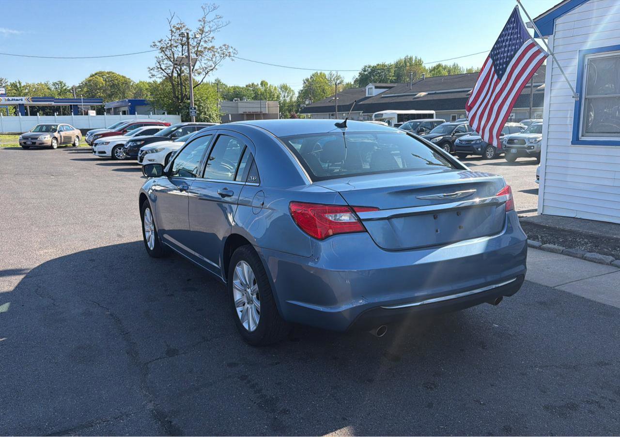 Used 2011 Chrysler 200 Touring FWD image 5