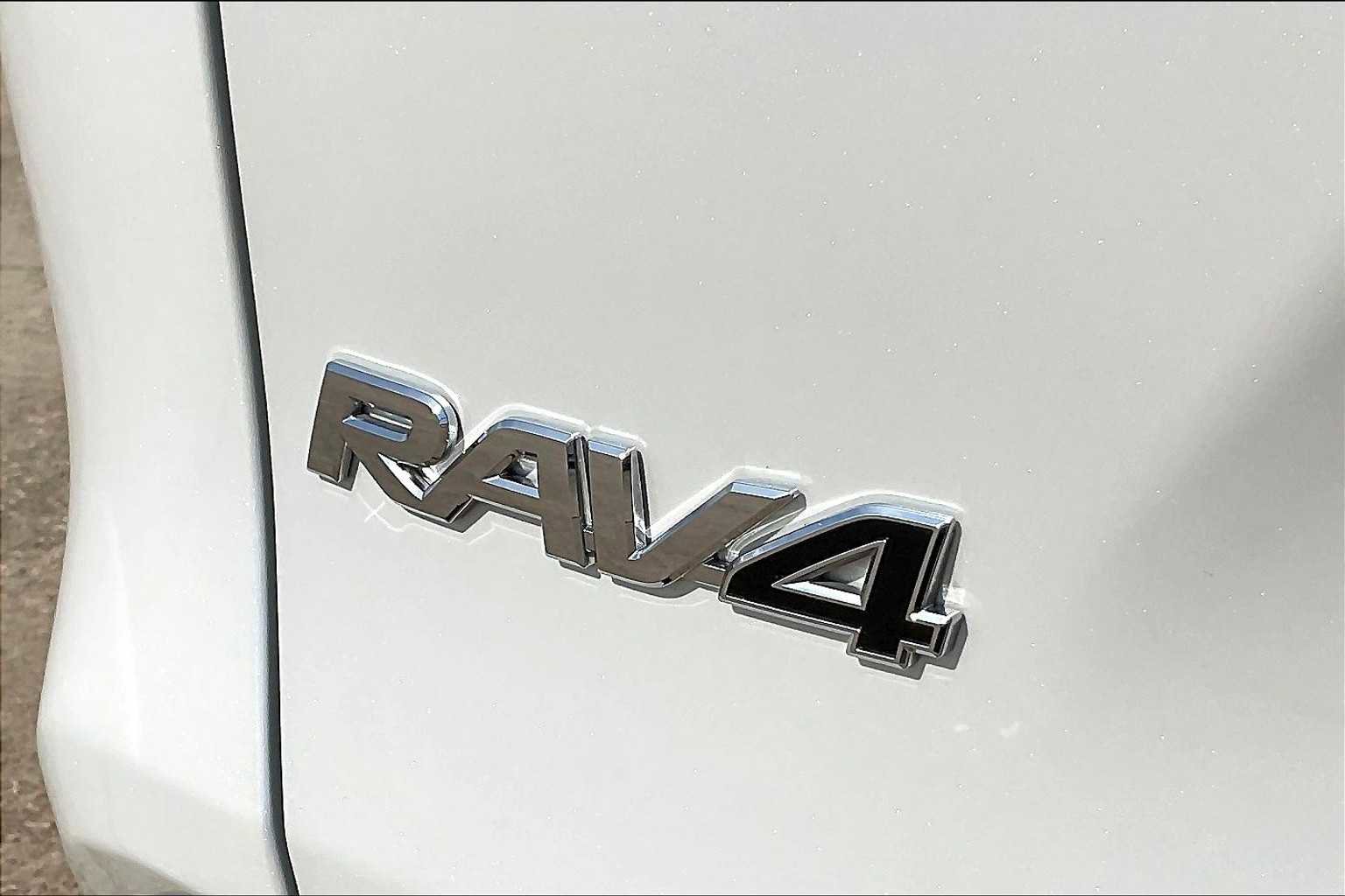 Used 2024 Toyota RAV4 SE image 9