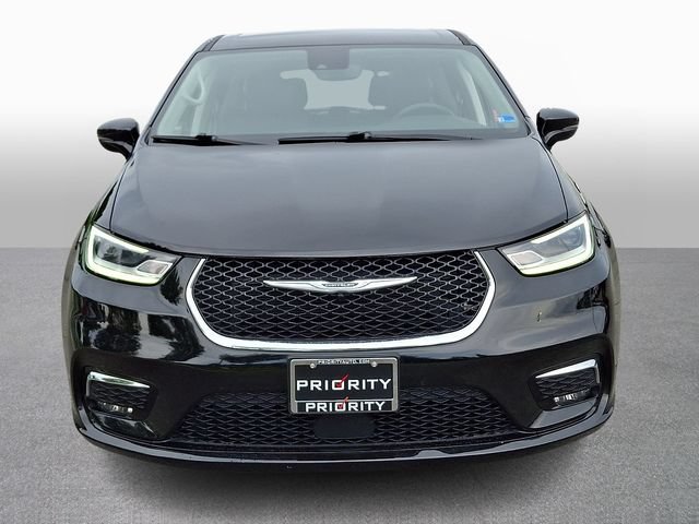Used 2024 Chrysler Pacifica Touring-L FWD image 2