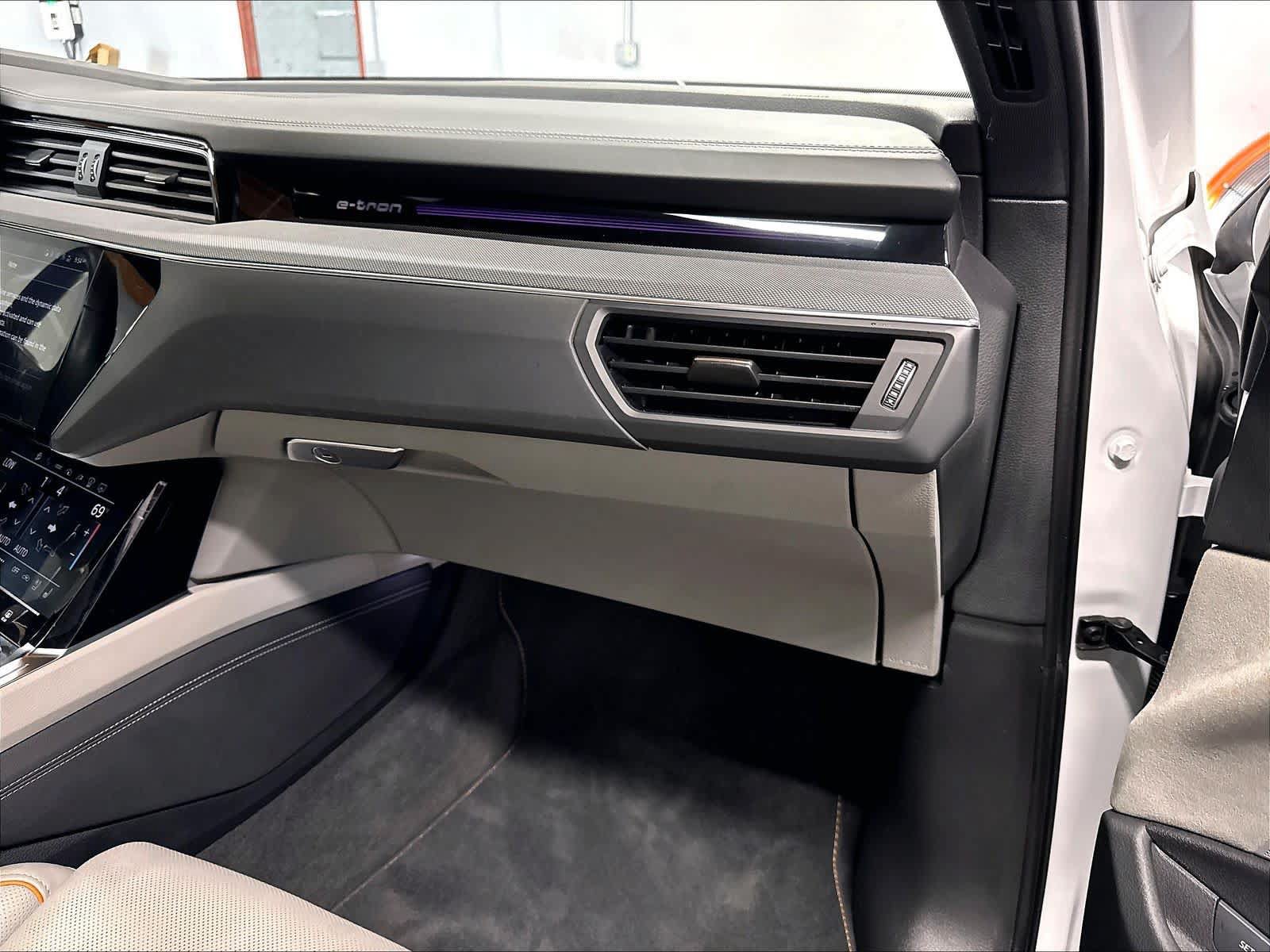 Certified 2024 Audi Q8 e-tron Prestige AWD/4WD image 18