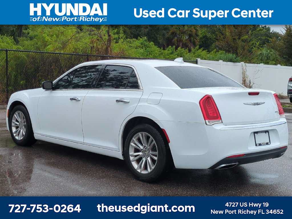 Used 2016 Chrysler 300 C RWD image 3