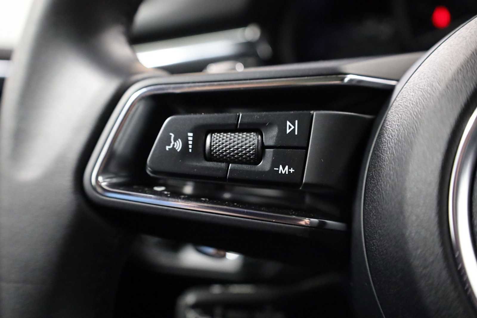 Certified 2025 Porsche Macan image 27