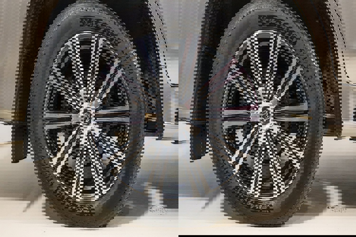 Used 2020 Lexus LX 570 4WD w/ Luxury Package image 12