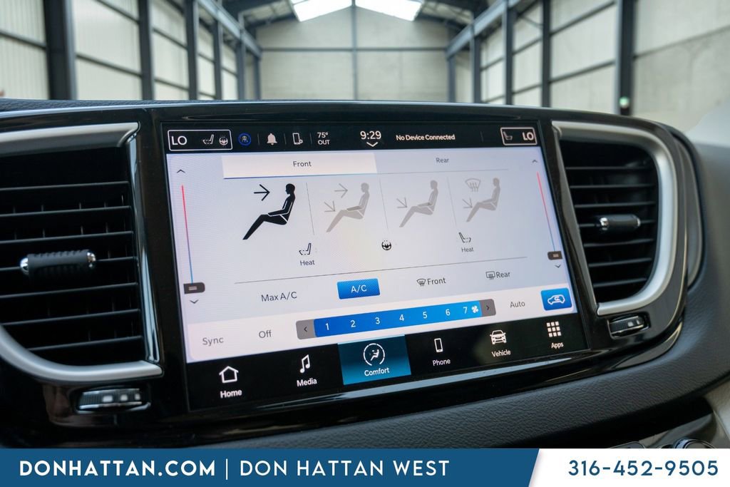Used 2023 Chrysler Pacifica Touring-L FWD image 9