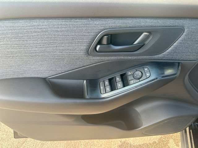 Used 2023 Nissan Rogue S AWD/4WD image 15